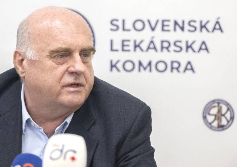 Nový prezident lekárskej komory mal obísť pravidlá. Členovia chceli na zasadnutí vyhodiť právnika