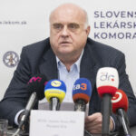 Vo voľbách lekárskej komory kandiduje falošný chirurg aj úplatný lekár. Súčasný prezident podporuje Kotlára
