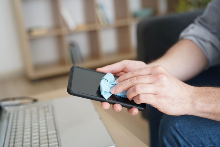 Pozor na dotykové obrazovky mobilov. Majú na sebe množstvo baktérií