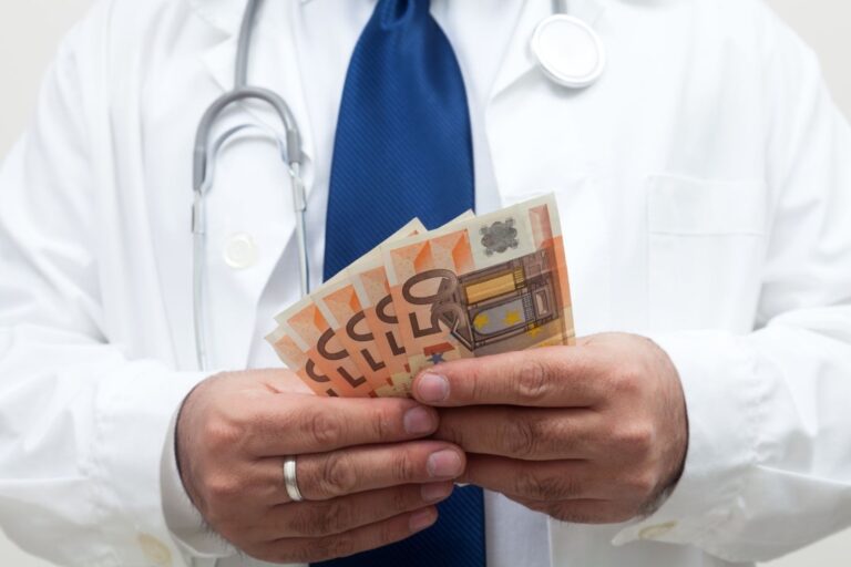 Anketa: Bolo by vhodné prehodnotiť platový automat nemocničných lekárov?