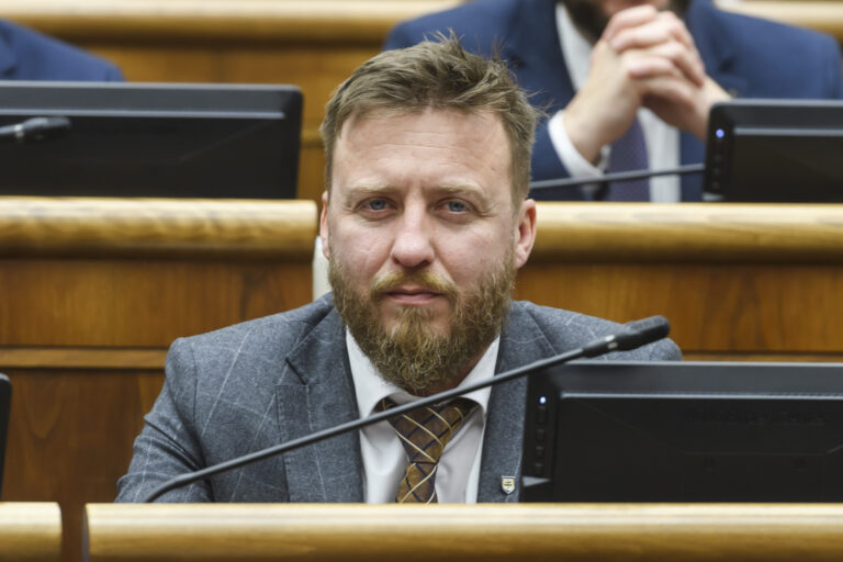 Podľa Kotlára pandémia na Slovensku nebola. Je to pľuvanec do tváre všetkým, ktorí si ochorením prešli, odkazuje Szalay