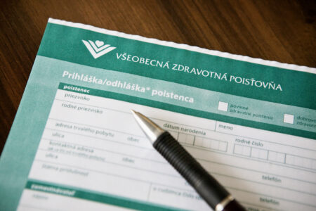 Všeobecná zdravotná poisťovňa ruší zmluvy a zavádza limity. Opatrenia však priniesli výsledky