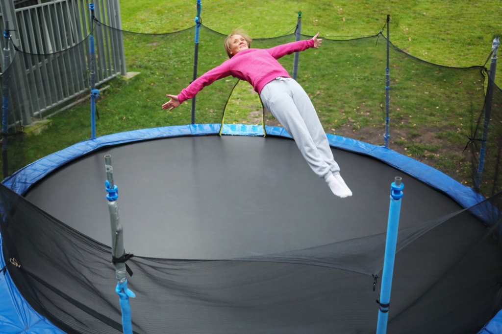 Lekári varujú, na trampolínach by menšie deti nemali skákať naraz s väčšími či dospelými