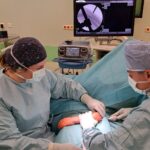 Prešovskí lekári zrealizovali dve unikátne operácie počas jedného dňa. Dvom detským pacientom voperovali vstrebateľné skrutky
