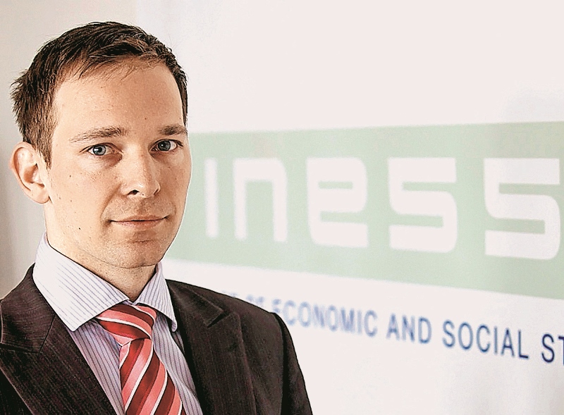 Spomalenie valorizácie platov zdravotníkov prinesie krátkodobé úspory, tvrdí INESS