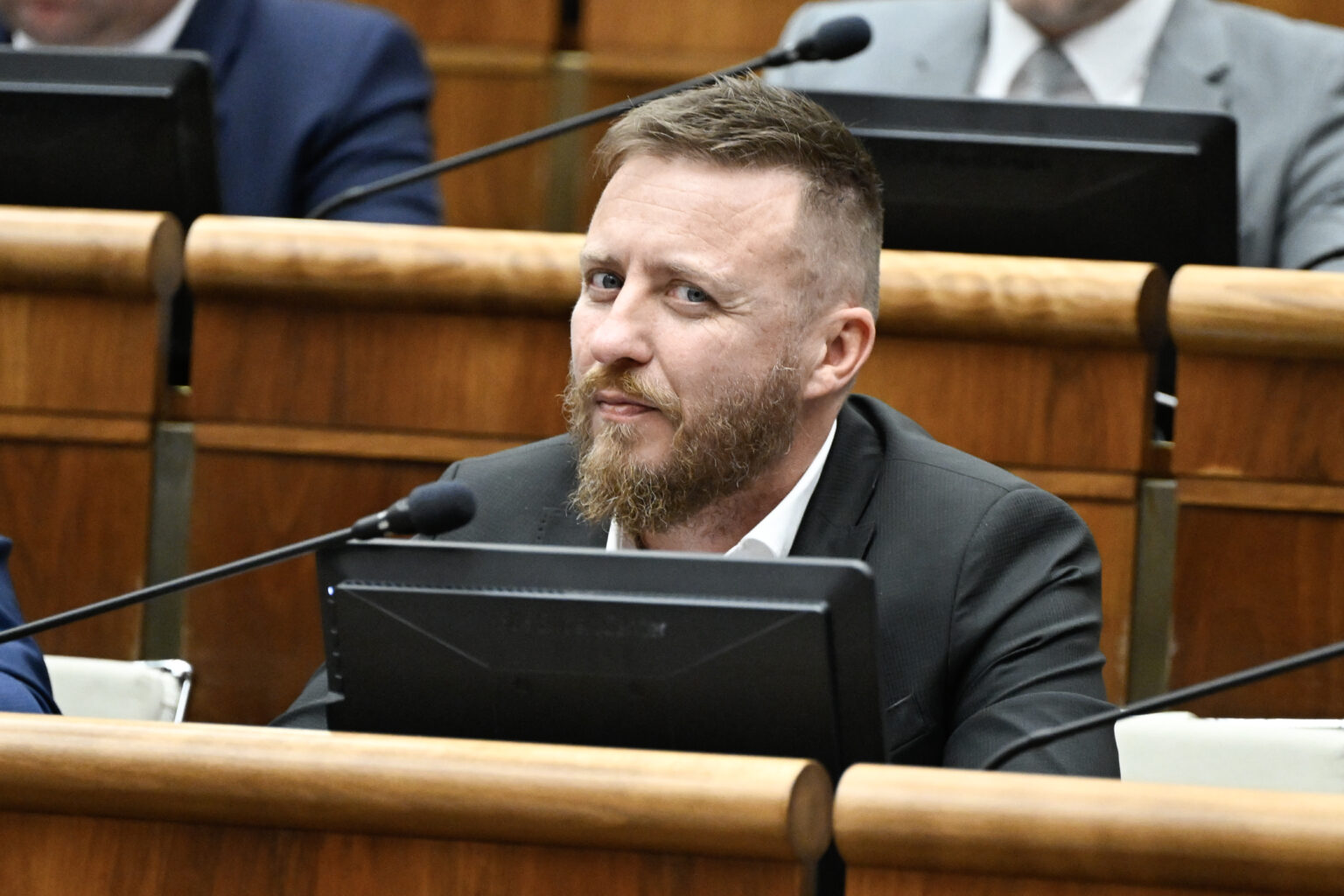 Odborníci a vedci potvrdili, že vakcíny sú bezpečné. Kotlára to nezaujíma