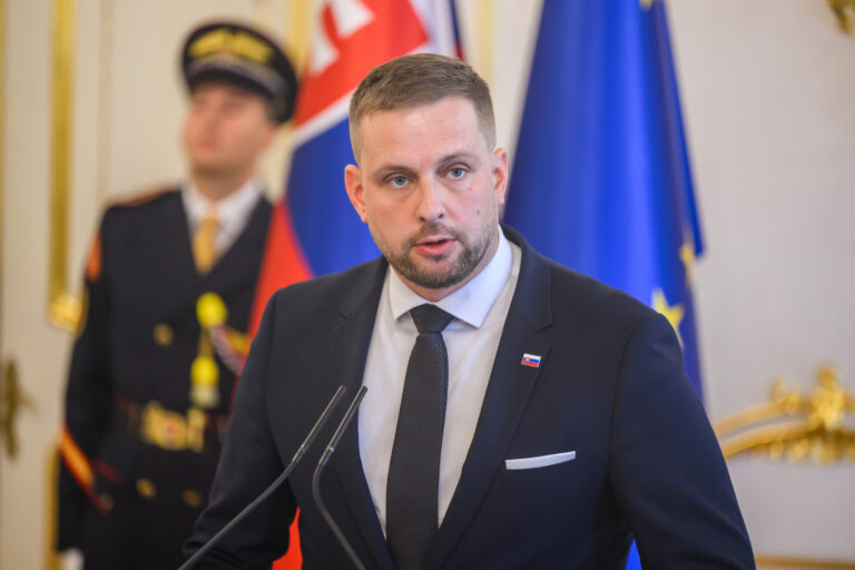 Zdravotníkom sľuby ministra nestačia. Na Šaška majú viacero otázok