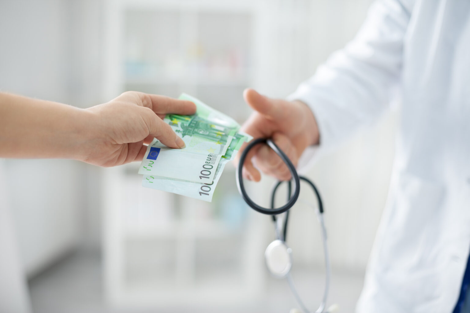 Transakčná daň v ambulanciách? Zvýši sa počet platieb v hotovosti, varujú lekári