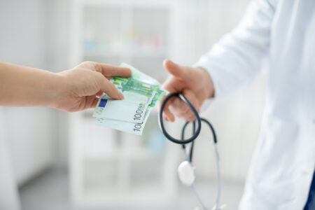 Transakčná daň v ambulanciách? Zvýši sa počet platieb v hotovosti, varujú lekári