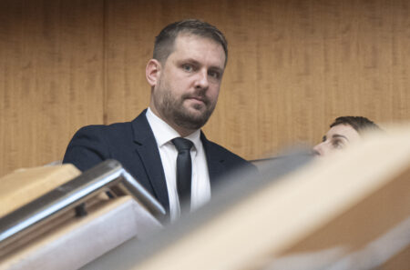 Prázdne slová? Minister zdravotníctva tvrdí, že stojí na strane medicíny založenej na vedeckých faktoch