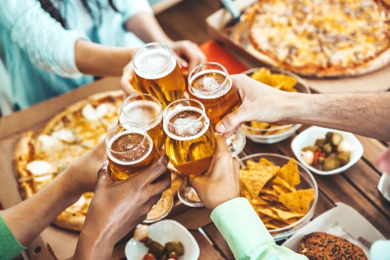 Horúčavy zaťažujú pečeň viac, než si myslíte. Lekárka varuje pred grilovačkami, alkoholom aj sladkými nápojmi