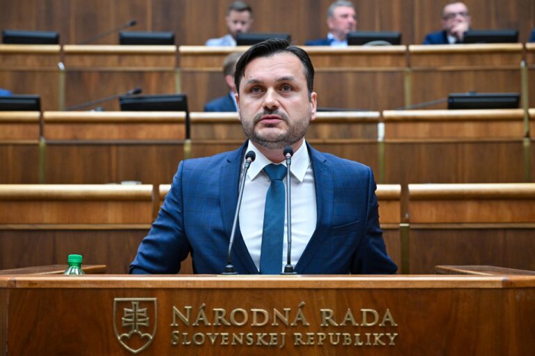 Opoziční poslanci varujú, prijatie zákona s požiadavkami lekárskych odborov môže ohroziť pacientov