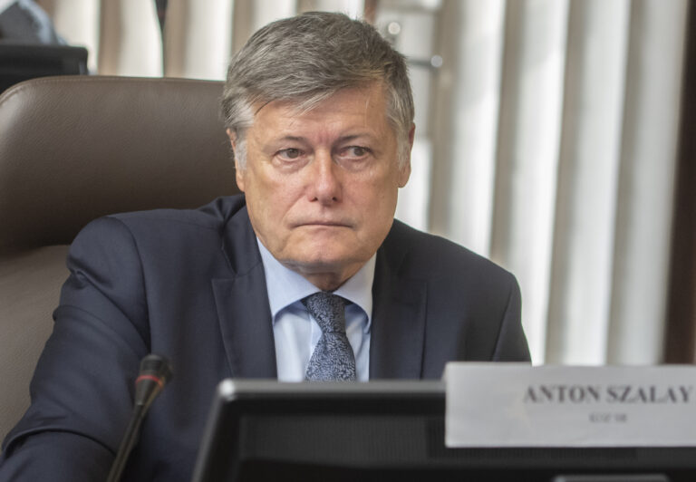 Transakčnú daň pocítia zamestnanci v zdravotníctve najmä na platoch