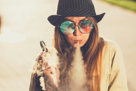 Odborník varuje, e-cigarety obsahujú škodlivé látky. Môžu poškodiť pľúca