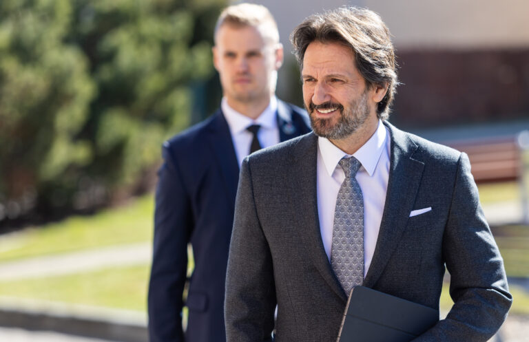 Výstavba novej nemocnice v Bratislave bude prebiehať štandardne, tvrdí minister obrany