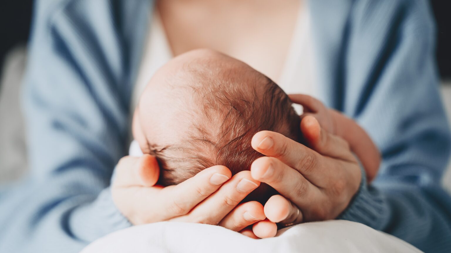 Pôrodnosť na Slovensku klesla na historické minimum. Pribúdajú staršie prvorodičky a cisárske rezy