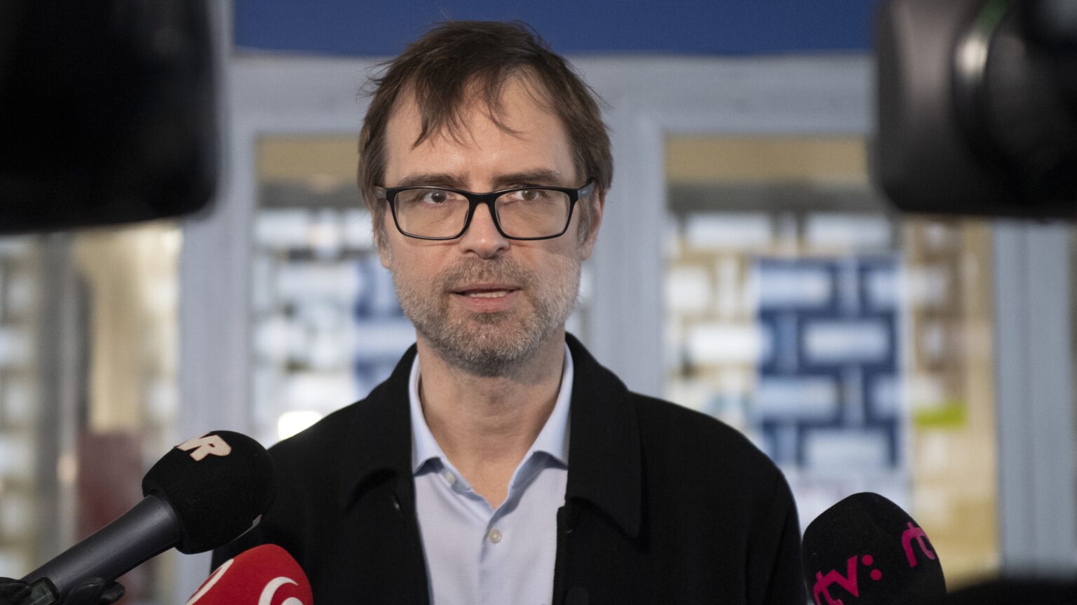 Opozícia vyzýva Šaškovho generálneho tajomníka služobného úradu, aby odstúpil