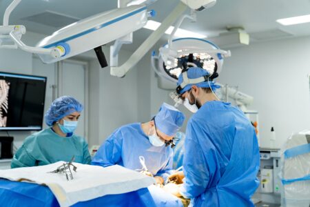 Analytici odhalili nemocničný biznis. Čím menej operujú, tým viac zarobia