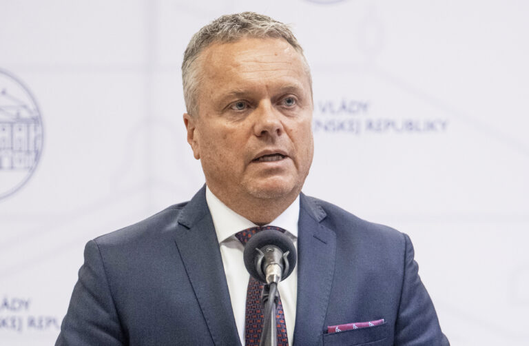 Zdravotníci regionálnych nemocníc poslali šéfovi NKÚ otvorený list. Nevyberáme si hrozienka z pacientov, odkazujú mu