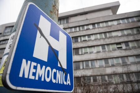 Niektoré nemocnice stále dostávajú desiatky miliónov navyše. Kam tečú peniaze?