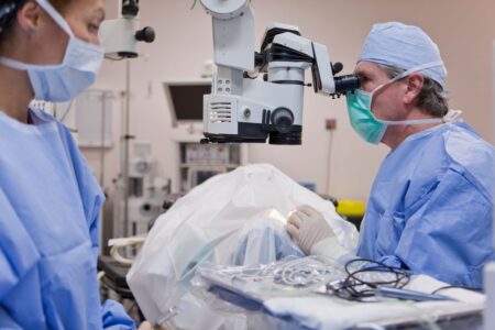Očná klinika ako prvá u nás vykonala operáciu použitím mikroimplantátu