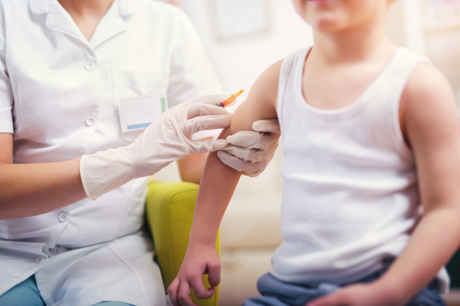 Farmaceuti by mohli začať s prípravou na očkovanie v októbri 2026