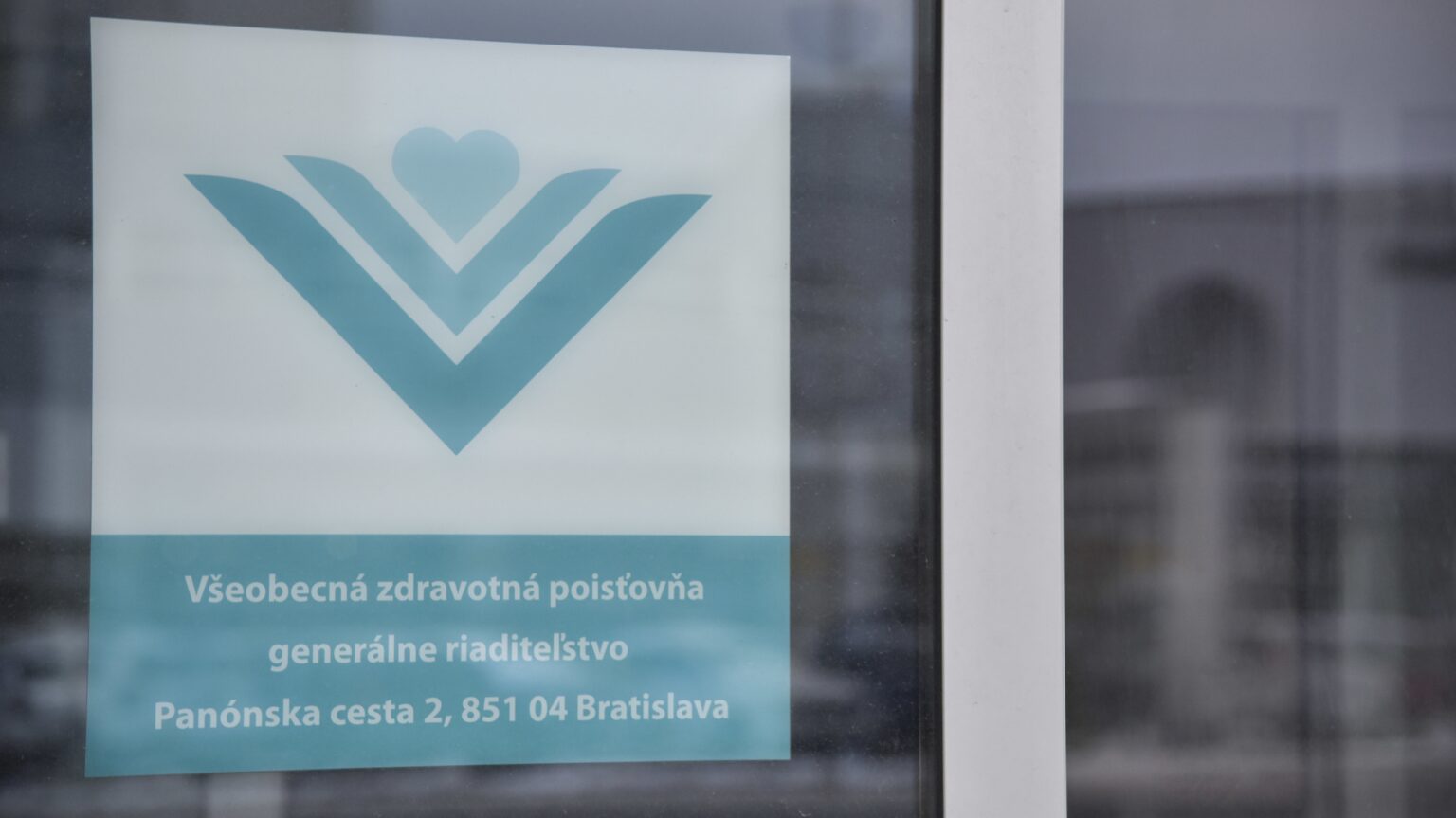 Všeobecná zdravotná poisťovňa upozorňuje na podvod, útočníci lákajú na falošné vrátenie peňazí