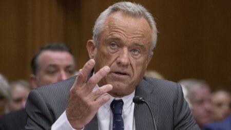 Americkí lekári žalujú Kennedyho. Chce obmedziť prístup k vakcínam