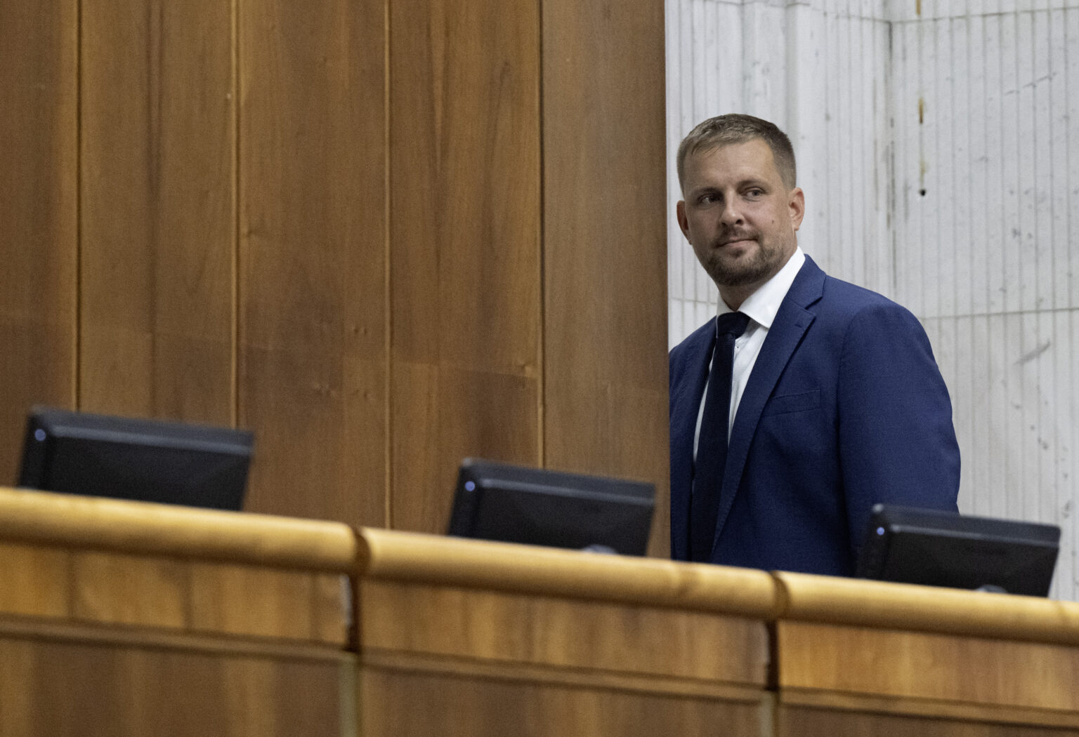 O Šaškovi sa rozhodne až v septembri. Opozícia trvá na jeho odchode