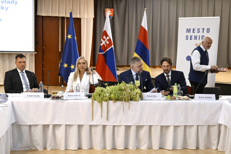 Vláda sa opäť nevenovala analýze o vakcínach, opozícia ju za to kritizuje