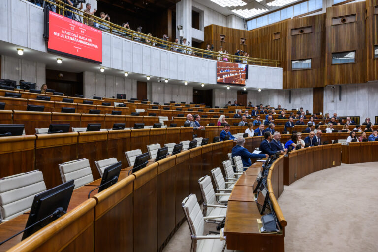 Schôdzu k odvolaniu Šaška neotvorili, poslanci sa o to pokúsia opäť vo štvrtok