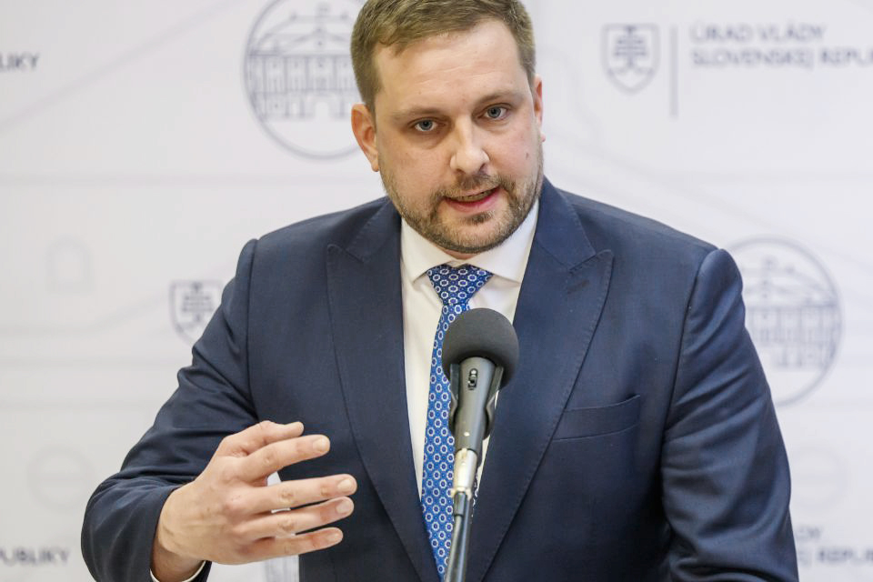 Minister Šaško trvá na tom, že postup pri rušení tendra na záchranky bol zákonný