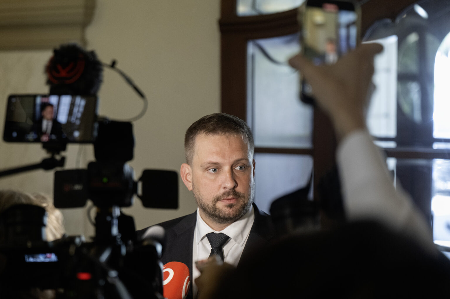Vláda naďalej ignoruje nedostatok vakcín aj konšpirácie Kotlára