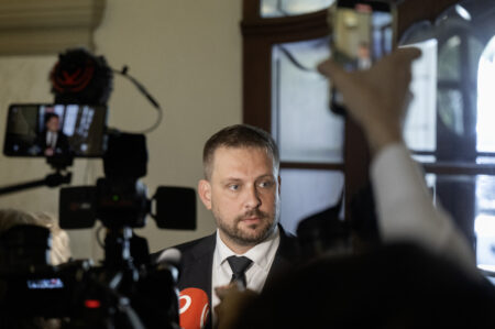 Vláda naďalej ignoruje nedostatok vakcín aj konšpirácie Kotlára