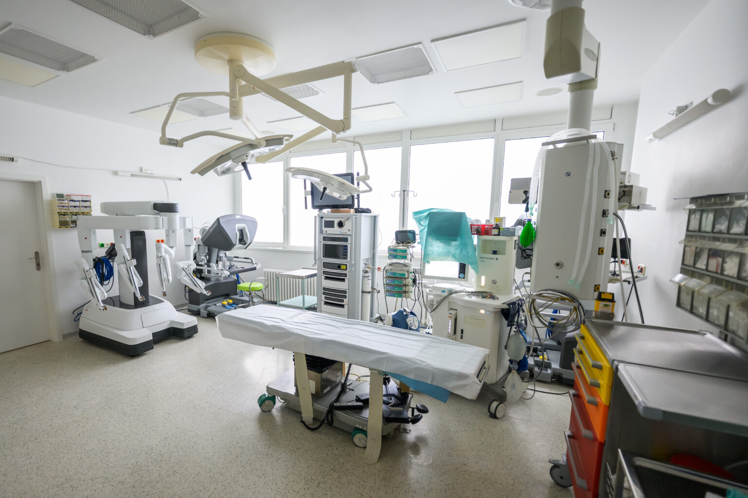 Detská nemocnica má novinku, deti budú operovať už aj pomocou robotickej chirurgie