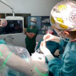 Nemocnica má za sebou unikátny zákrok: Prvý roboticky asistovaný odber tkaniva mozgu