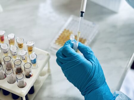 Drahé inovatívne lieky bez efektu. Kto profituje z liekového biznisu?