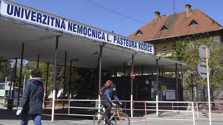 Košická nemocnica opäť čelí kritike, po 18 mesiacoch od požiaru stále nemá funkčný evakuačný systém