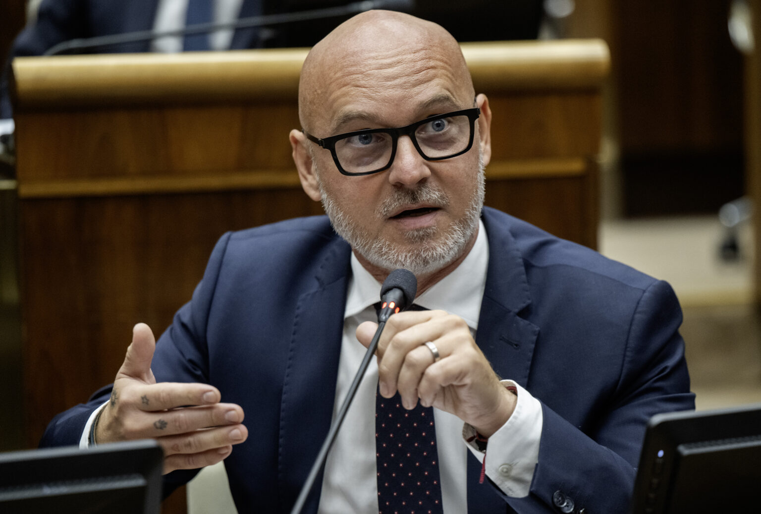 Minister Šaško by mal podľa opozície pre záchrankový tender odstúpiť