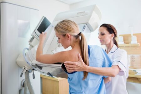 Ženy budú za mamografiou cestovať desiatky kilometrov. Prípady rakoviny prsníka rastú, tvrdí gynekologička