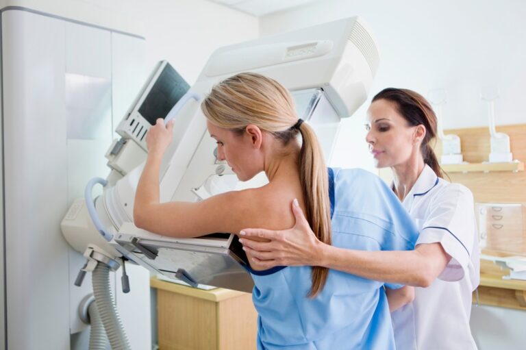 Ženy budú za mamografiou cestovať desiatky kilometrov. Prípady rakoviny prsníka rastú, tvrdí gynekologička