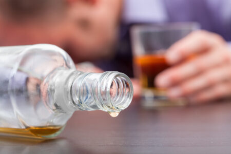 Kým počet závislých mužov od alkoholu klesá, u žien sa naopak zvyšuje