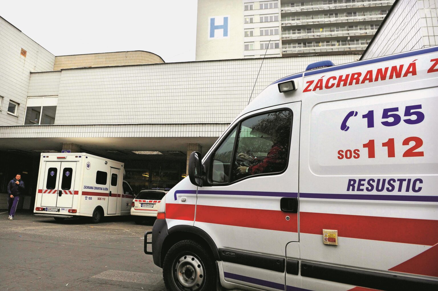 Záchranári spustili petíciu proti zámeru presunúť záchranky pod nemocnice s urgentami