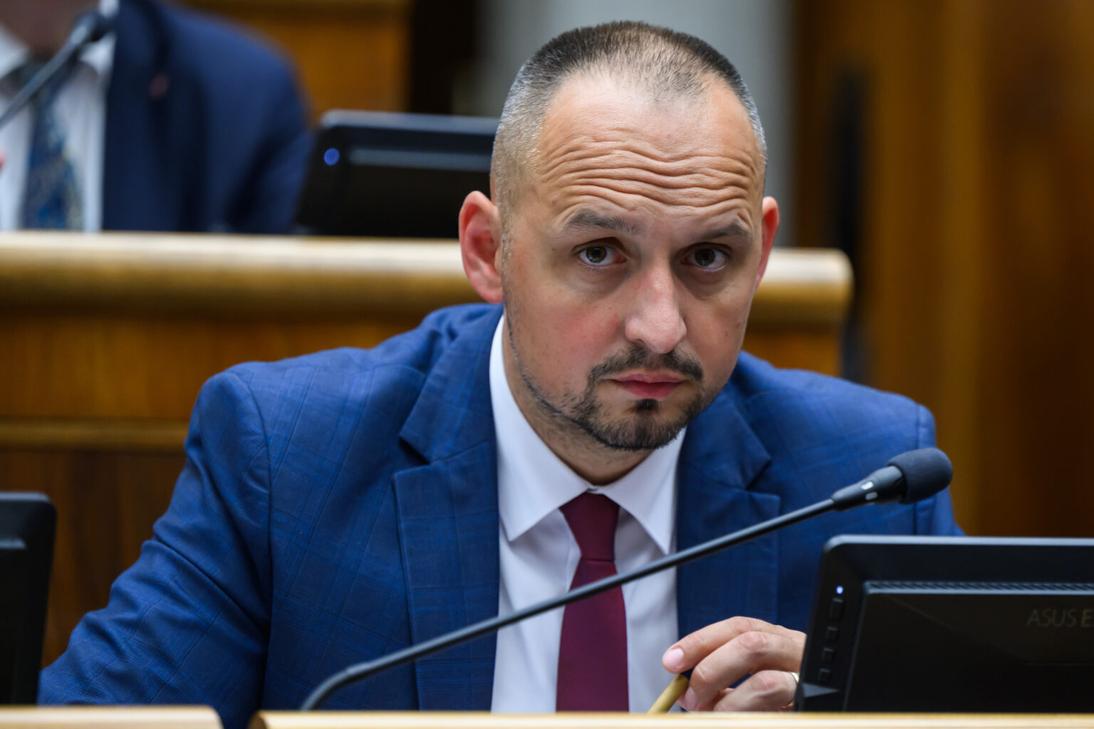 Znižovanie štandardov v záchrannej službe je krok späť a riziko pre Plán obnovy, tvrdí opozičný poslanec