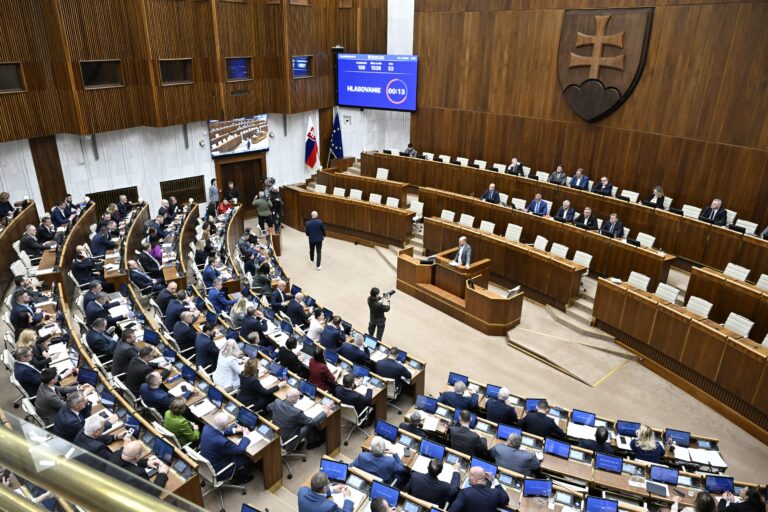 Sestry a pôrodné asistentky si prilepšia, poslanci im schválili stabilizačný príspevok