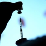 Vedci potvrdili zriedkavý, ale reálny vedľajší účinok vakcíny proti covidu-19