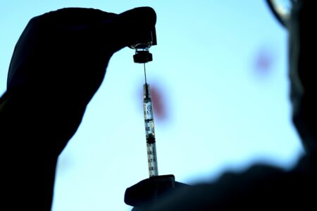 Vedci potvrdili zriedkavý, ale reálny vedľajší účinok vakcíny proti covidu-19