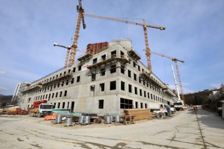 Výstavba novej nemocnice v Banskej Bystrici pokračuje tempom jedno poschodie za 20 dní