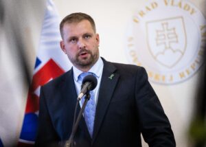 Šaško chce lekárov riadiť ako fabriku. Objavuje prínos dochádzky, aj centrálnych nákupov