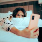 Bolí vás krk z mobilu? Odborníčka radí, ako predísť novému syndrómu